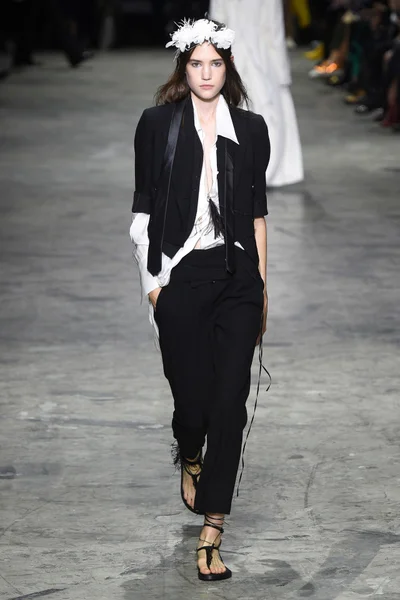 Look 16